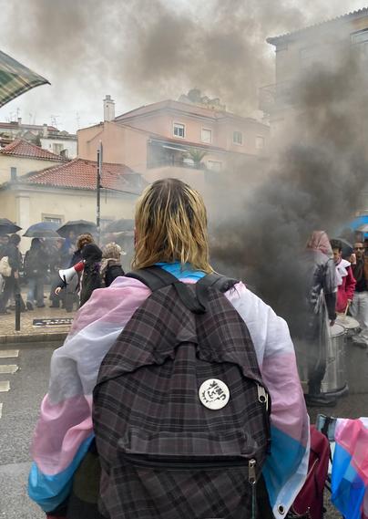 Todas as propostas de direita de retrocesso nos direitos #trans foram aprovadas no Parlamento em #Portugal (impedir acesso a adolescentes e exigir acesso de diagnóstico de disforia para mudar de nome). Mas as pessoas trans continuam aqui e lindas e em luta. (Fotografias da manifestação ontem à frente do Parlamento)