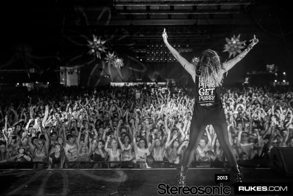 don't let anybody tell you what to do!!! 10,000 middle fingers in the air!! happy fuckin friday!!! http://t.co/jN04EQWiXe