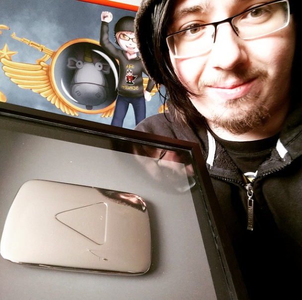 Woaaa :D Seht mal was heute mit der Post kam! Der silberne Playbutton für 100k Abonnenten. Vielen Dank euch allen :) http://t.co/oSCwIad4Ne