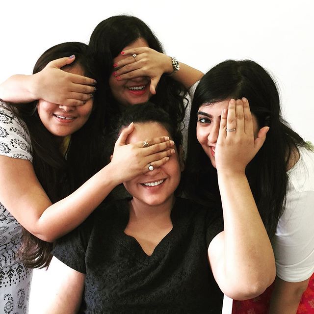 Hahaha @TeamMissMalini recreates the #Dilwale "half look" poster :) @iamsrk @KajolAtUN @Varun_dvn @kritisanon 