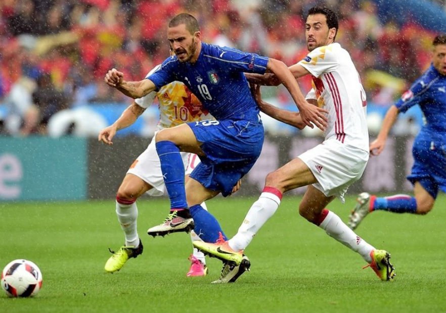Italia practica el juego de posición y España no > https://t.co/9eDFnV82aS 