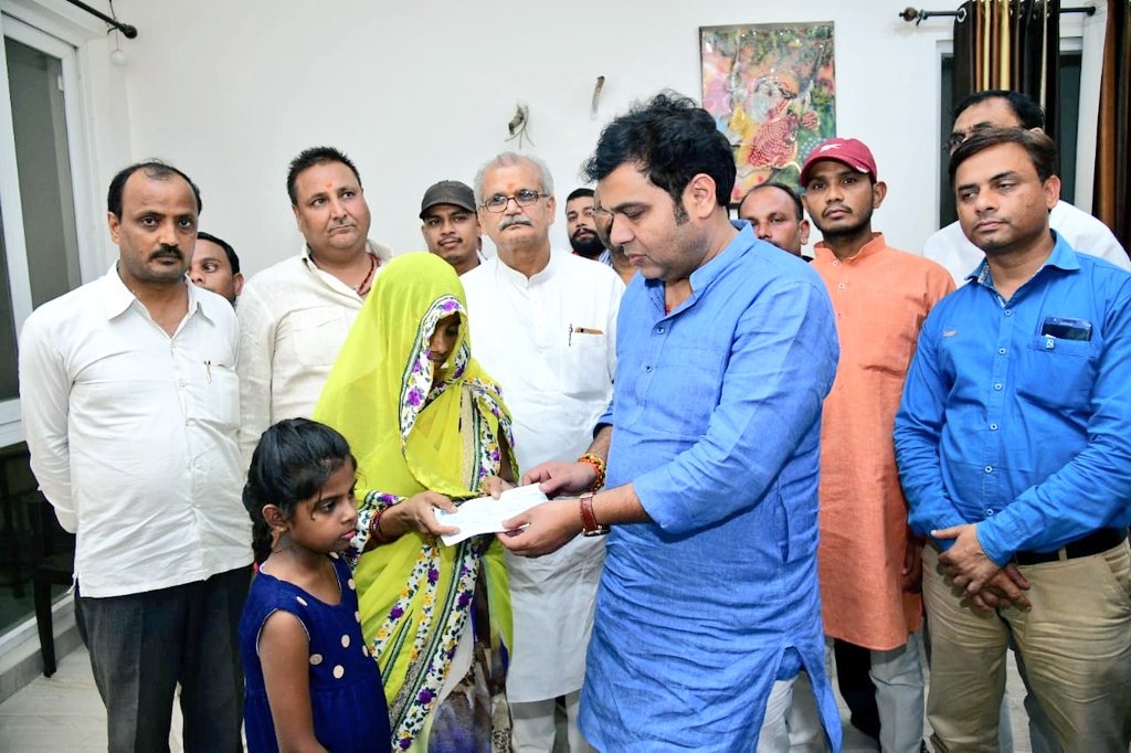 मथुरा के लस्सी विक्रेता स्व० भारत यादव की पत्नी श्रीमती नीतू यादव जी को @UPGovt की ओर से 2 लाख रुपए की सहायता राशि का चेक सौंपा। पीड़ित परिवार को सरकार की ओर से हरसंभव मदद का आश्वासन भी दिया। @AmitShah @BJP4India 