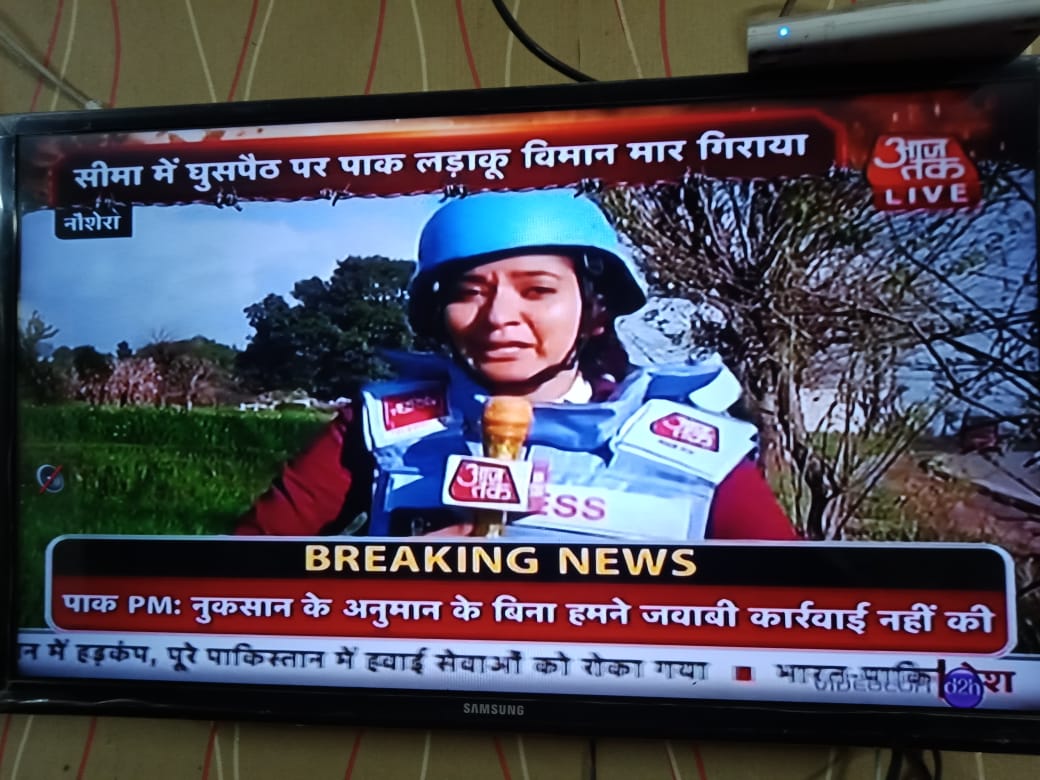 To end the day.. my heart goes out to this @aajtak @IndiaToday braveheart who faced the camera with a helmet and bullet proof jacket... even as villagers and motorcyclists moved around behind them normally 