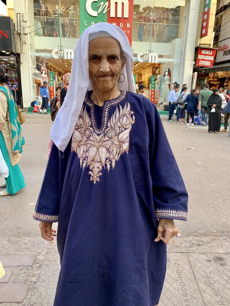 Amidst the young lovelies and wannabes that crowd Lajpat Nagar, it was so refreshing to see a Kashmiri grandma in traditional garb. 