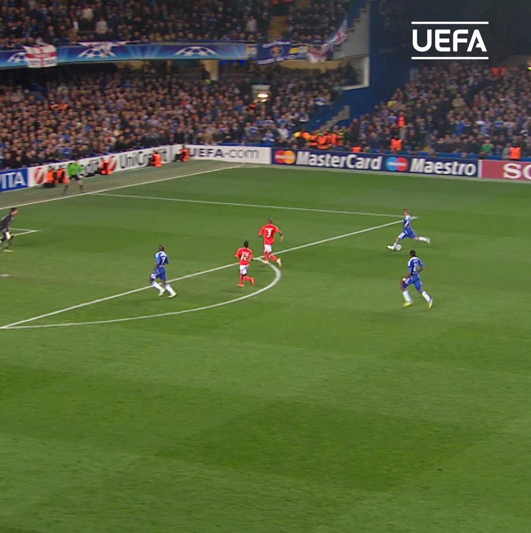 « LACHE LA BALLE » ce qu’on a tous exprimé devant cette action du match retour entre Chelsea et Benfica en 2012

Mais Raul Meireles était fou 😂😂

