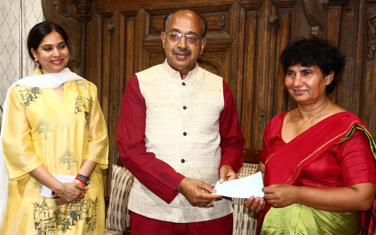 आज सवेरे मीडिया में दिल्ली की पहली महिला ऑटो रिक्शा ड्राइवर सुनीता चौधरी की जीवनभर की जमापूंजी 30,000 रूपए लूटने की खबर से मन भावुक हुआ और मैंने अपनी सांसद सैलरी से 30,000 रुपए देकर छोटी-सी सहायता करने की पहल की। 