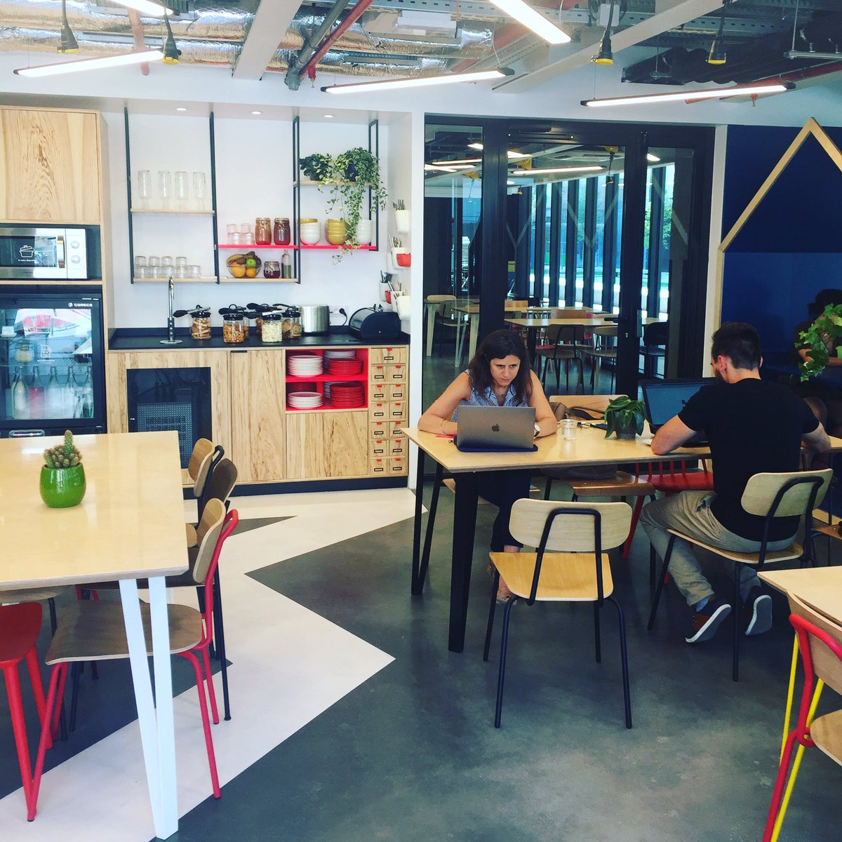 Now *ANYONE* can work at @joinstationf - @anticafefrance just opened a coworking coffee shop for the public ! 😍 