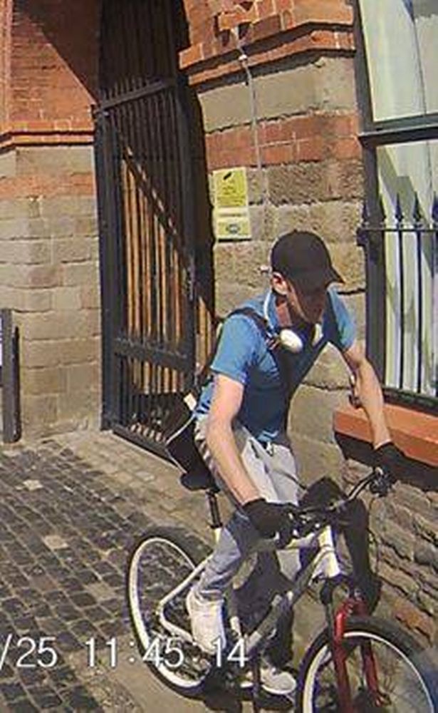 Police want to know who this man is after van was broken into and phone stolen https://t.co/Pjaxh9lxzN 