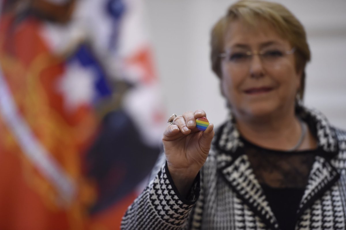 Para amar no hay condiciones. Para seguir avanzando hacia un Chile inclusivo, hoy firmé el proyecto de Ley de #MatrimonioIgualitario. 