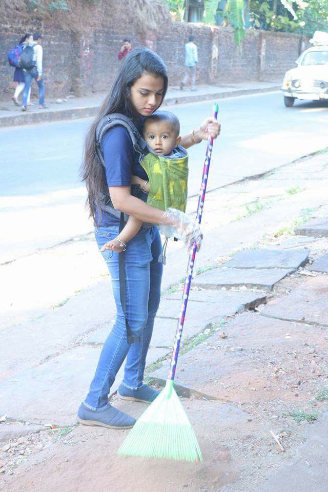 I was told The Lady in the picutres is Mrs Sudheeksha Kiran Suvarna with her 1year son,  volunteering in Swachh mangaluru abhiyan conducted by Sri #RamakrishnaMission #Mangalore. I consider the woman like her are real Miss India who lead with example #NewIndia #SwacchBharat 