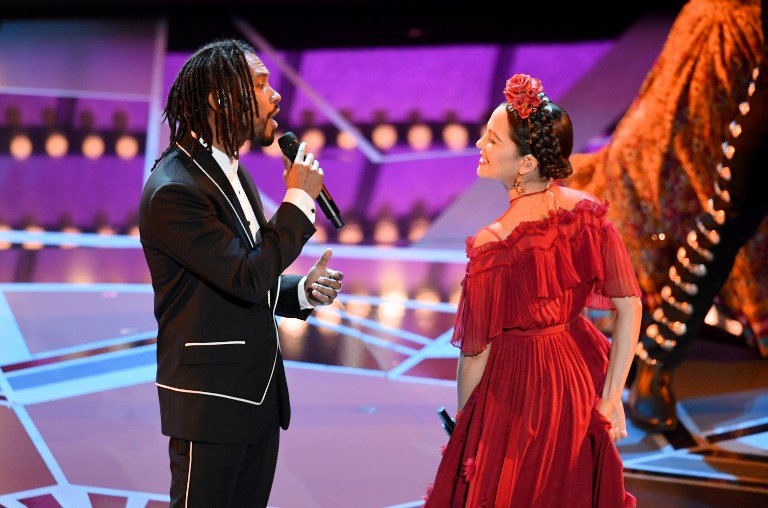 🇲🇽¡Orgullo mexicano! 🇲🇽
Natalia Lafourcade y Gael García acompañaron a Miguel en la canción "Remember me" de "Coco" durante la ceremonia de los #Oscars. 😎 