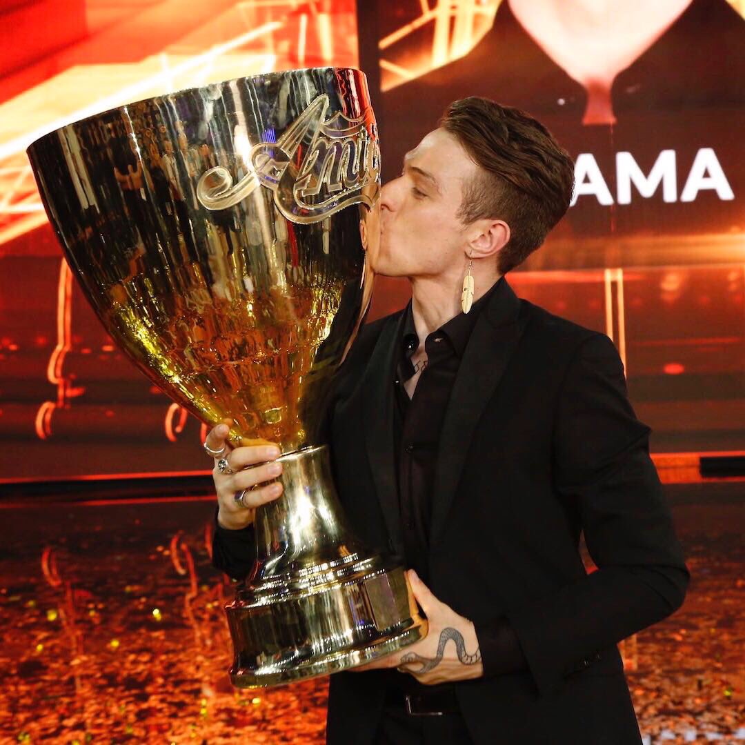 Semplicemente grazie. Inizia adesso un nuovo percorso, ma con una grande differenza: ora ci siete voi con me 🌹 #Amici17 
