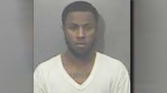 Waitress calls cops after man tries to pay with credit card that has her name on it https://t.co/fSgF1rYiPl 