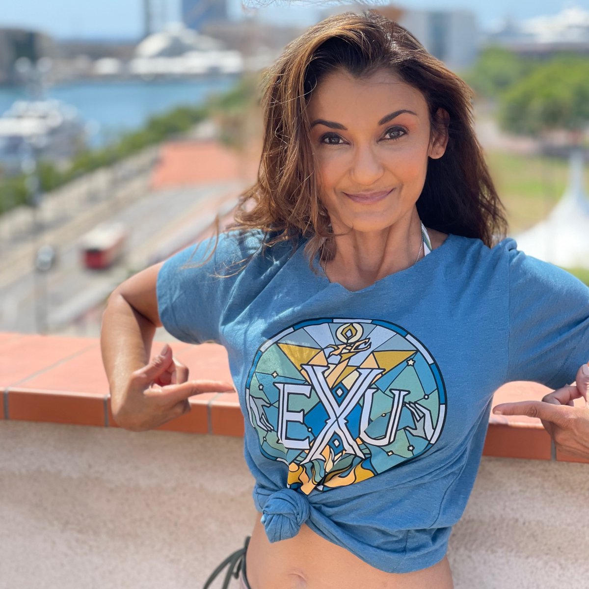 Happiness is...

Been waiting a hot minute to be free to wear this shirt - excuse me while I parade this magic all over Barcelona because I CANNNNNN.  #ExandriaUnlimited #ExUSpoilers #Critters 