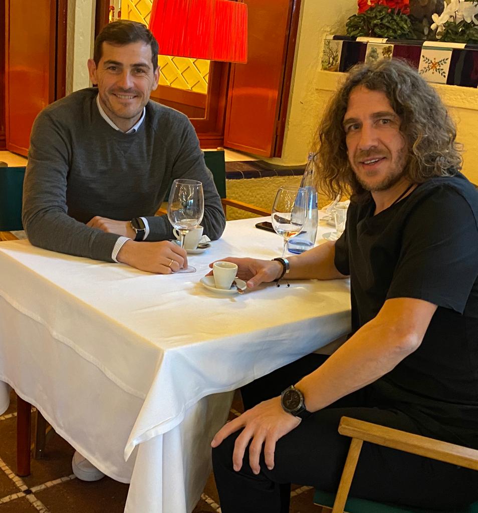 Y llega un día en el que te juntas a comer y empiezas a hablar de "Clásicos"; de Eurocopas y Mundiales vividos; y de mil historias más que te vienen a la cabeza... Un placer señor @carles5puyol ✌️ 