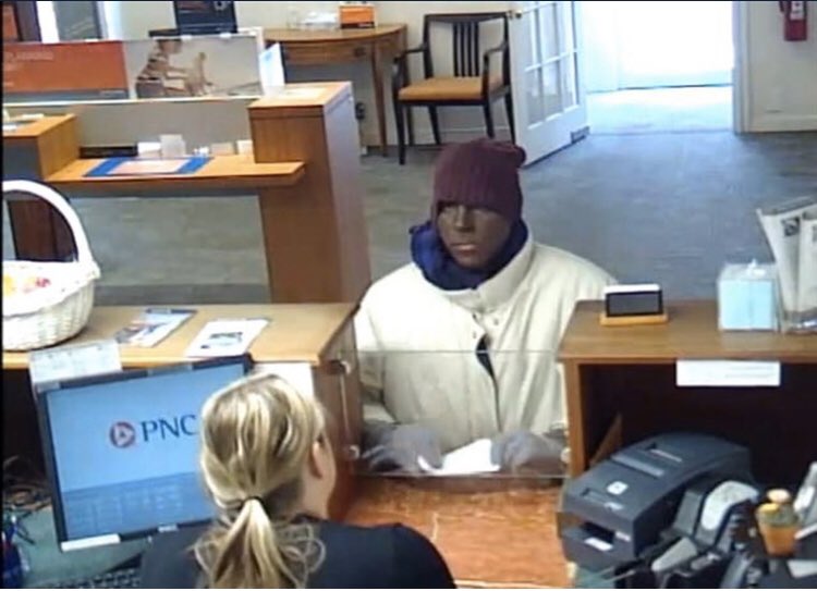 Man in blackface robs Maryland bank, police say.
Police described the suspect as a "white male, with paint on his face.": @NBCNews 
https://t.co/hRrwSc5kbd 