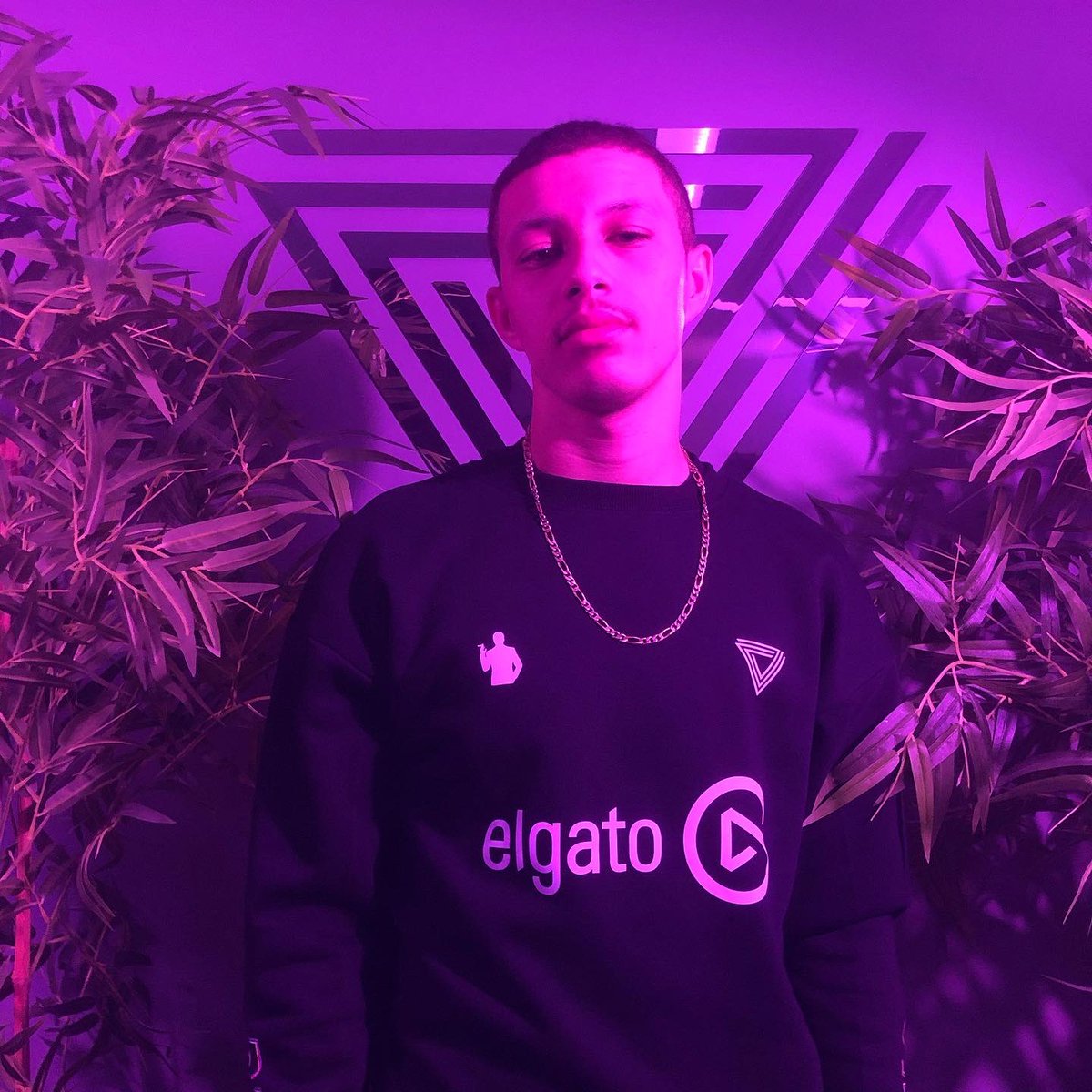 Très fière d’être annoncé en même temps que la boutique Prism!! Je suis heureux en ce jour de partager ça avec vous!! Sachez que si vous avez un objectif il faut jamais lâcher les gars. 
On est parti de rien mais on oublie pas d’où on viens!!
C’est Dieu qui donne 🙏🏼🙏🏼🙏🏼 