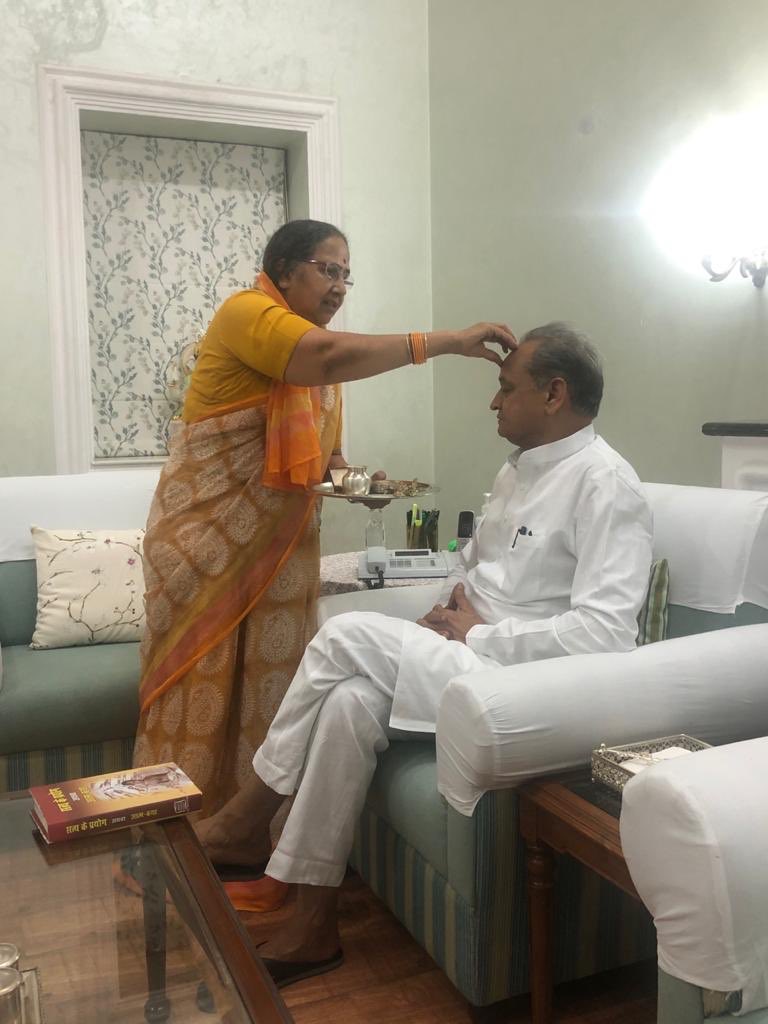आज जन्मदिन के अवसर पर धर्मपत्नी श्रीमती सुनीता गहलोत ने टीका कर शुभकामनाएं दीं। 