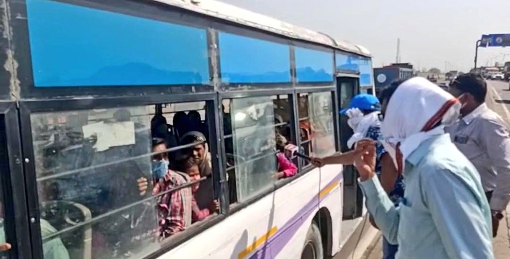बारा टोल प्लाजा पर ट्रकों से प्रवेश कर रहे श्रमिकों/प्रवासियों को रोक कर बसों में बैठा कर रवाना किया गया। जनपद में मौजूद सभी सरकारी बसों, प्राइवेट बसों आदि को अधिग्रहित कर यात्रियों को गंतव्य तक पहुंचाया जाएगा।  उन्हें पैदल चलने हेतु मना किया गया। प्रशासन पूरा सहयोग करेगा। 