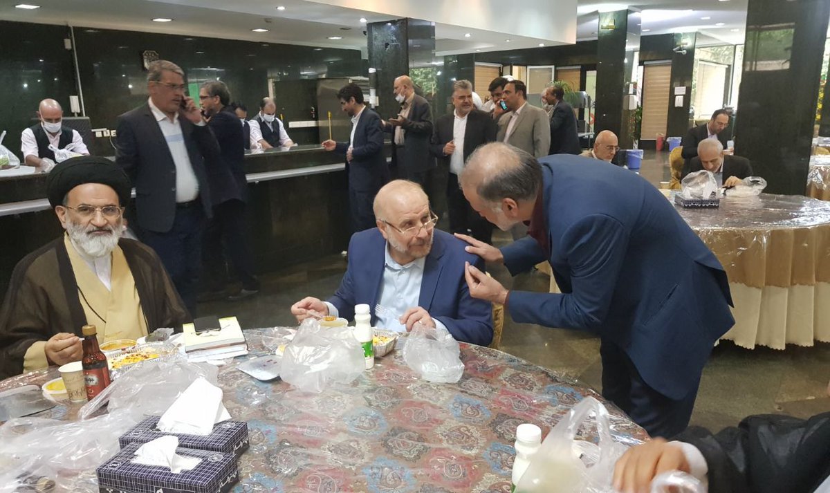 رئیس مجلس در سلف سرویس مجلس.
فکرش را میکردید یک روز...؟
#شفافیت
#تحول
#مجلس_نگار 