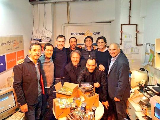 Hoy, hace 21 años, entre menos de 10 personas desde unas cocheras en el piso -1 de un edificio en Saavedra, Buenos Aires, subíamos el sitio @Mercadolibre para unos pocos usuarios 