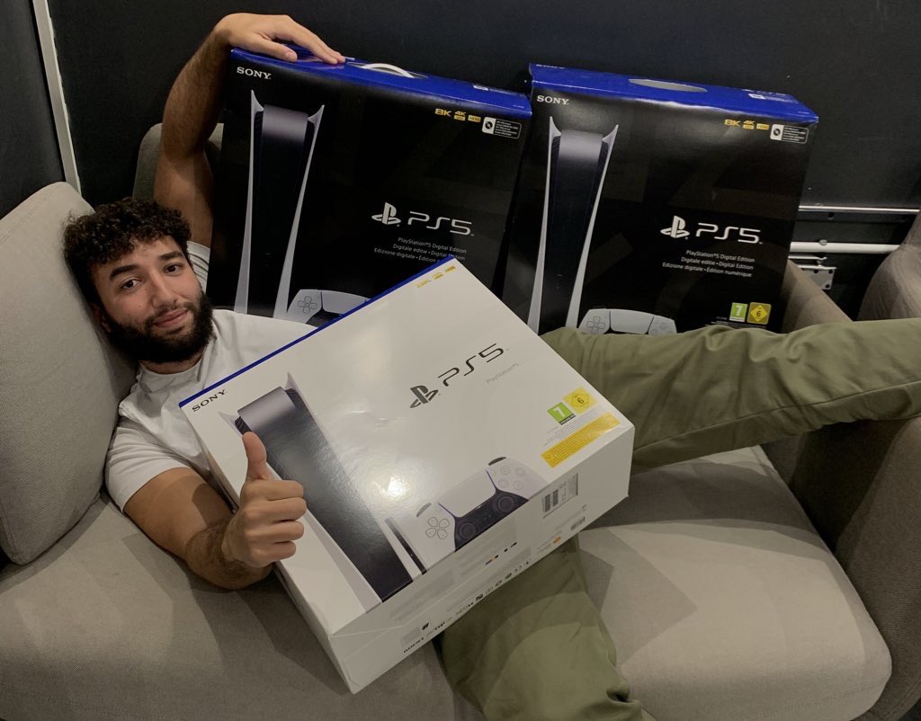 La miff je vous régale trois play 5.

Pour participer il suffit de me suivre et de retweeter ce tweet 😙 Il y aura un gagnant parmi ceux qui ont cité le tweet, un parmi ceux qui ont RT, un parmi les commentaires.

Plus tu participes + t'as de chance de gagner bg ! TAS le 03/12 🏁 