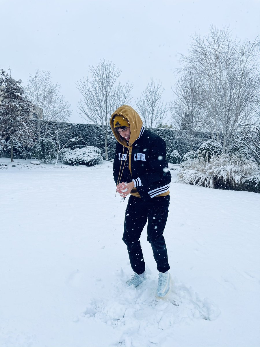 Snowing in my backyard ❄️ 
