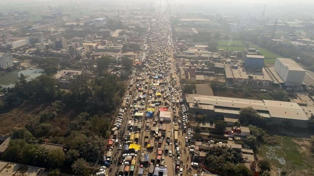 Delhi Police will remove barricades on republic day and tractors will be allowed to enter delhi on 26jan for tractor parade #BharatKaregaDelhiKooch 