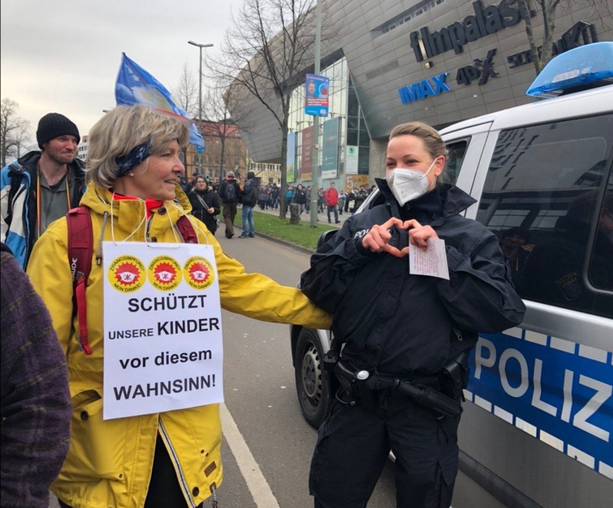 Was wohl passieren würde, wenn ich auf einer Umweltschutzdemo einer Polizistin so nah an die Dienstwaffe kommen würde? 