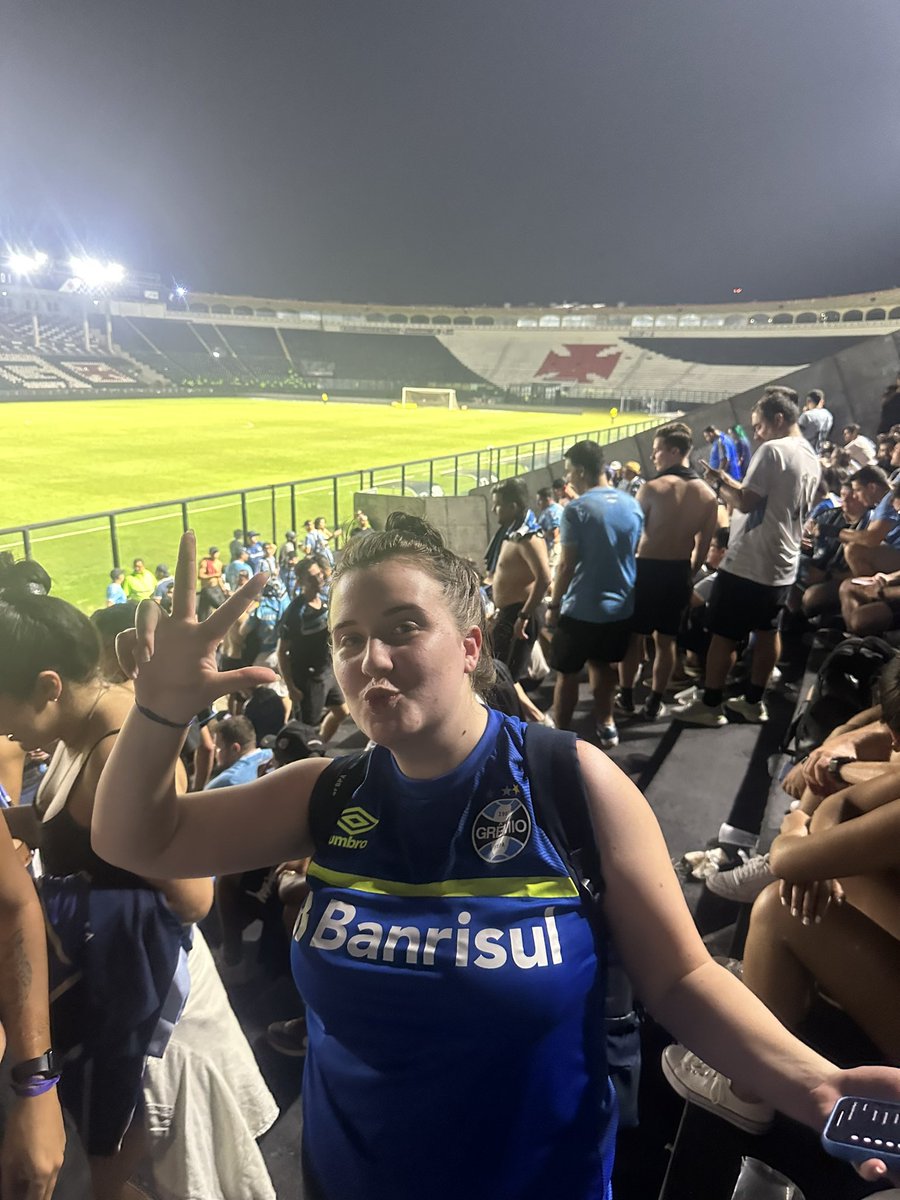 Essa é minha amiga Ana

Ela veio de ônibus de Porto Alegre, era pra ser 26h de viagem

O ônibus estragou no interior de São Paulo as 14:30 de hoje 

Ela pegou um Uber e pagou R$880 pra vir

Chegou nos 10 do segundo tempo. Ganhamos.

QUE HISTÓRIA!!!!!!🇪🇪 @anaabasso 👏🏻 