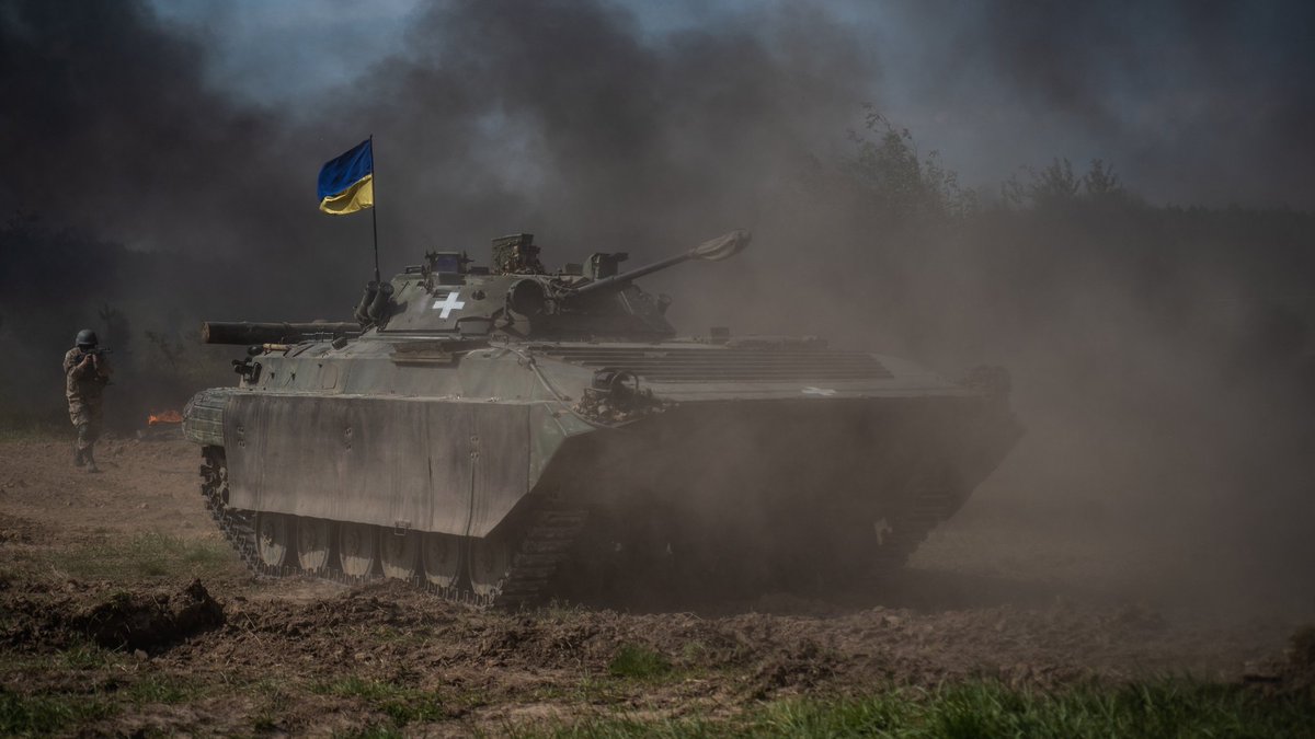 Lots of recent discussion about the ‘slow’ Ukrainian offensives.  What is actually occurring now is a steady, deliberate taking down of the Russian 'operational system'. This takes time. 1/25 🧵 