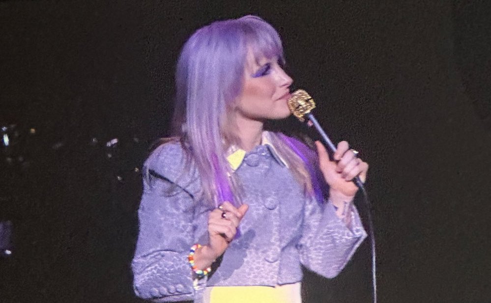 Hayley Williams has revealed her Speak now inspired hair! 