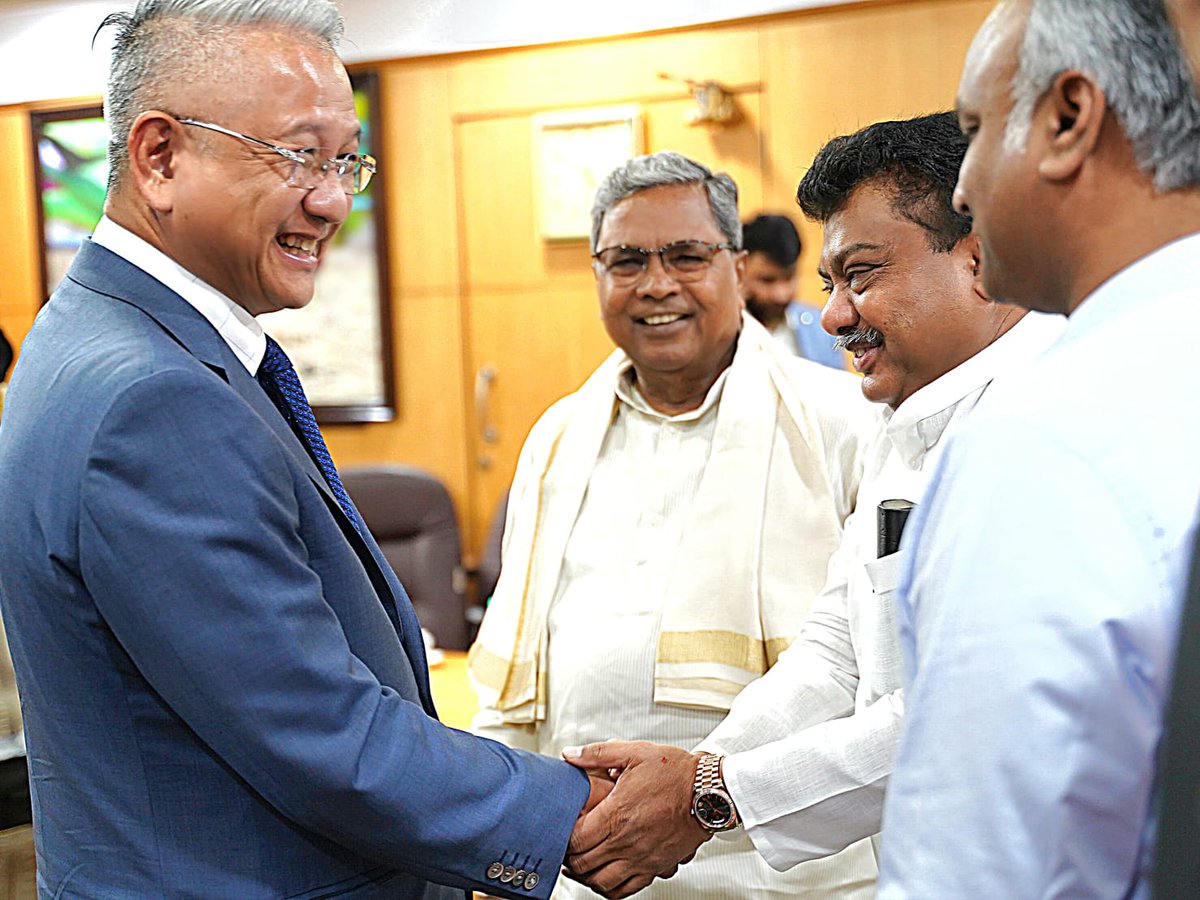 Karnataka Welcomes #Foxconn Industrial Internet (#FII) Company's Mega Investment, Boosting Tech Sector and Job Opportunities!

✅ Rs. 8,800 Cr of investement
✅ 14,000+ job opportunities 

Participated in a productive discussion with #FII CEO Sri #BrandCheng &amp; his Team, held 
