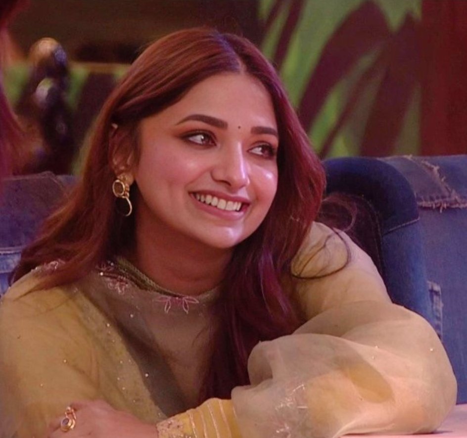 #ShameOnJiya trends on Twitter after she gives water mixed with handwash soap to Elvish.

What are your thoughts on this?

#JiyaShankar #ElvishYadav #BiggBossOTT #BiggBossOTT2 #SiddharthKannan #SidK 