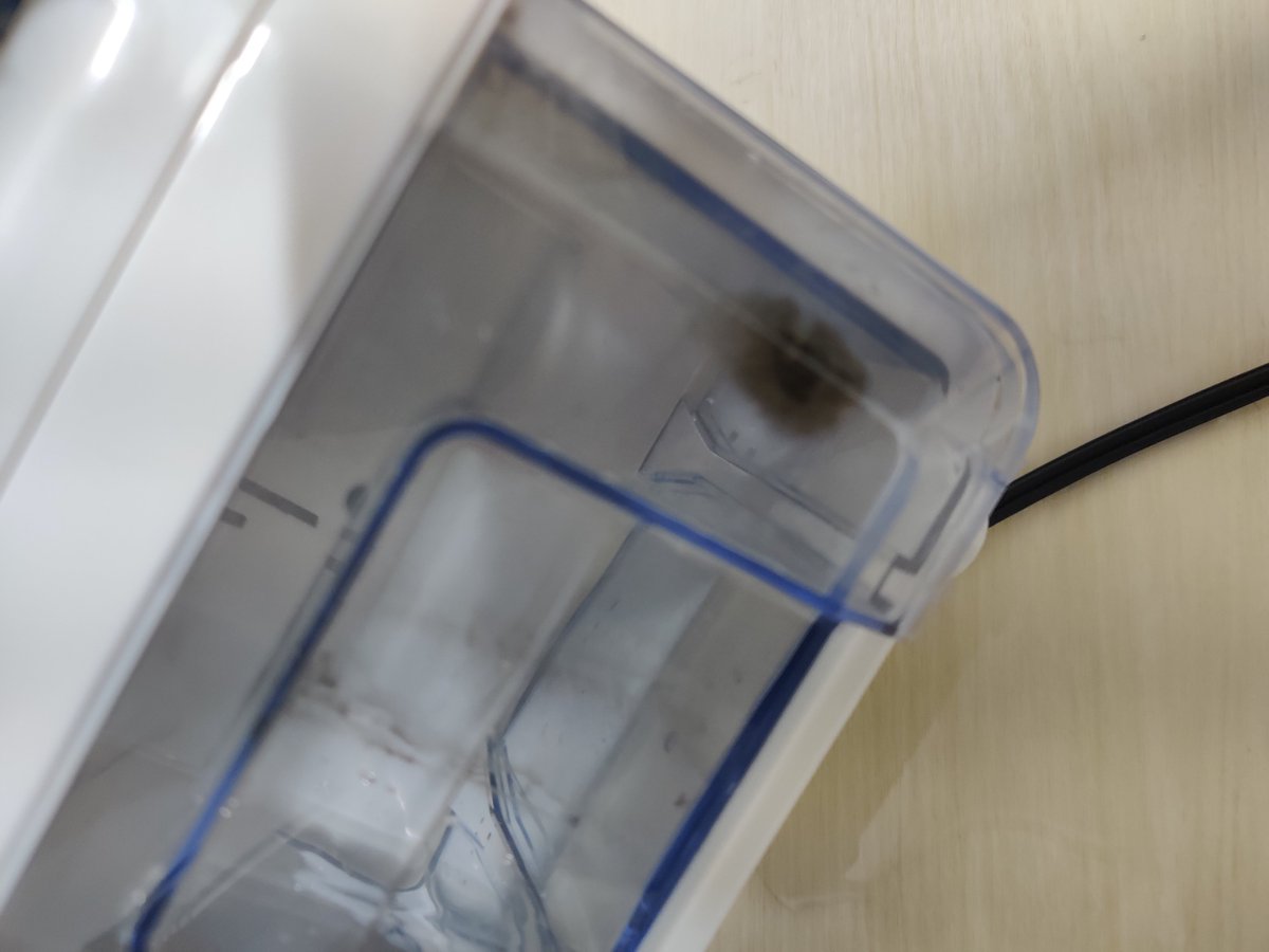 first day on Korea 

there's mold everywhere, the Appartement is filthy, there is dust  spider webs mold in every corner, the chairs are broken, the place stinks, the Ac spits out black mold 

very nice @airbnb 