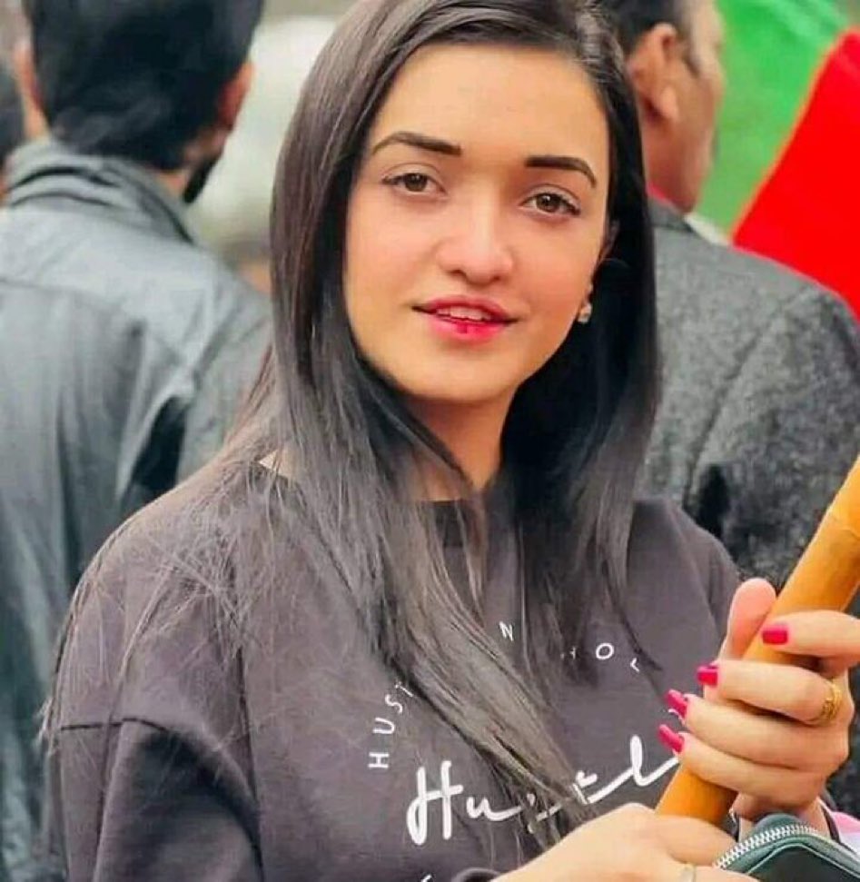 صنم جاوید کی والدہ نے کہا:  بیٹی تمہارے دو بچے ہیں۔ ضمانت صرف ایک معافی نامے کی دوری پر ہے، بچوں کی خاطر ہی معافی مانگ لو۔
صنم نے کہا: آپ میرے بچوں کی پرورش کے لئے تیار ہو جائیں، میں کسی صورت معافی نہیں مانگوں گی۔

یہ ڈراموں والی نہیں بلکہ حقیقی زندگی کی صنف آہن @sanamkh22 ہے ❤️ 