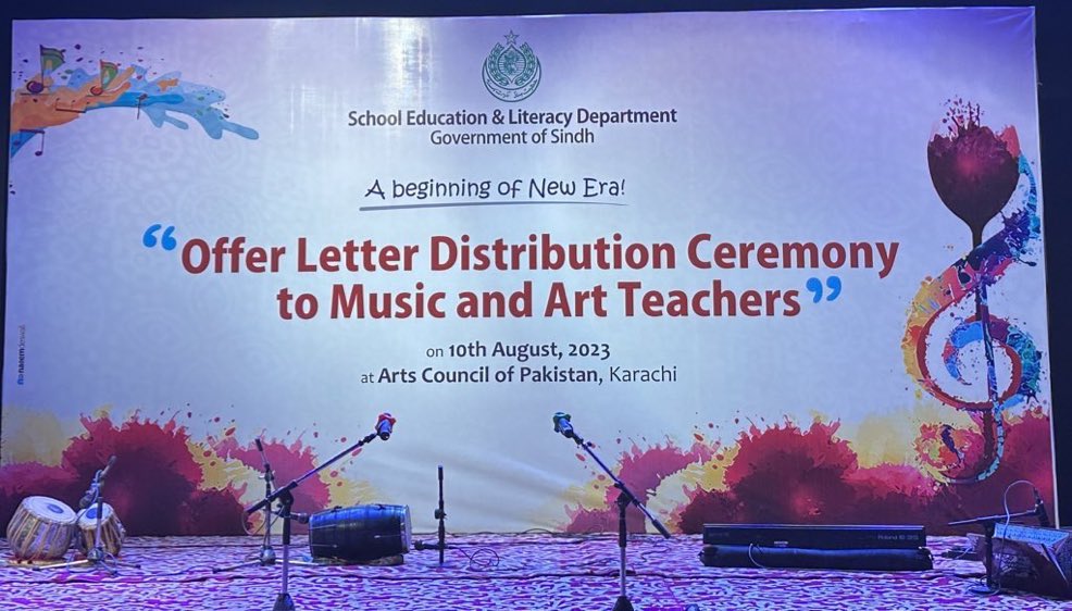 پيار نہیں ھے سُر سے جس کو، وہ مورکھ انسان نہیں

سُر آواز کے حُسن کی انتھا ھے اور آرٹ محبت کا مذھب ھے. آج پیپلز پارٹی کی سندھ حکومت نے اپنی آنے والی نسلوں کا رشتا اسی لازوال حُسن اور محبت سے جوڑ دیا ھے اور  محکمہ تعلیم سندھ نے اسکولوں میں آرٹ اور موسیقی کے اساتذہ میں آفر آرڈر 
