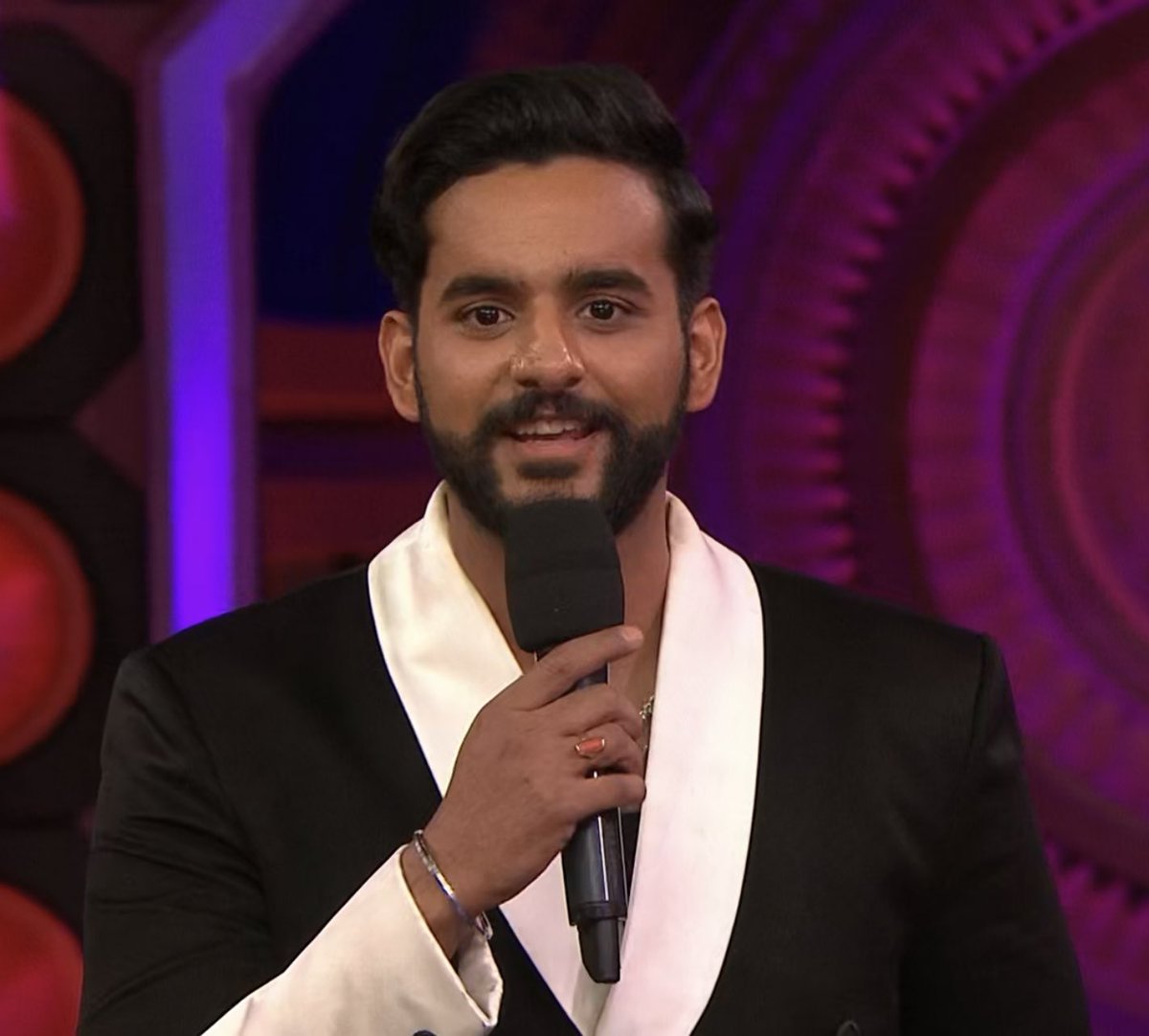So proud of you mere bhai, what an amazing journey, aapne sabki dil jeetli aur kya hie chahiye Love you❤️❤️❤️
#FukraaInsaan 