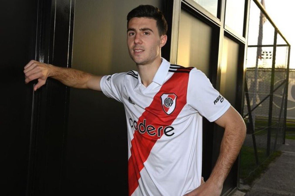 Racing ofrece mas de un millón por Paradela pero River rechaza y presta a Tigre. 
Velez ofrece mas de un millón por Rojas pero river rechaza y va a préstamo a Tigre. 
Saben xq varios equipos eligen darle jugadores prestados a Tigre???
Se imaginan o les cuento. 