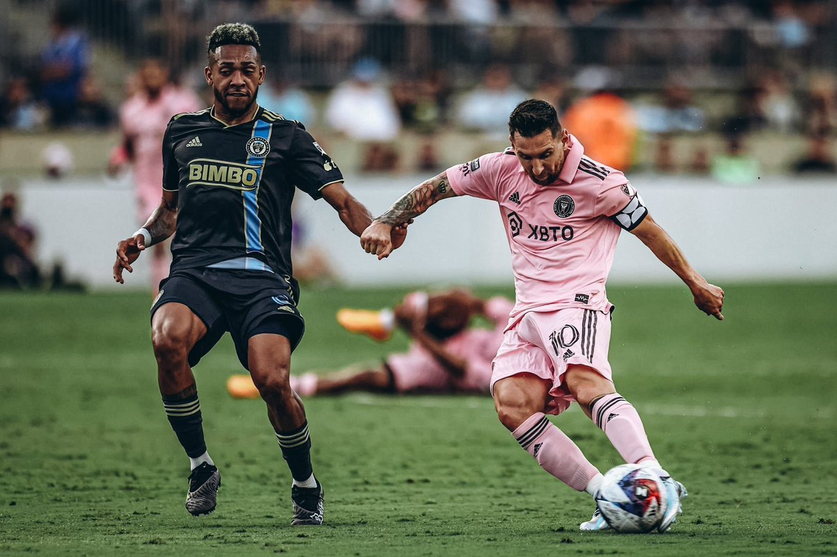 ⚽️💥 According to Opta, Messi's strike against Philadelphia Union was the longest range *open play* goal of his club career.

But has he scored from further out for Argentina? Let's take a look at some of Messi's longest strikes... 