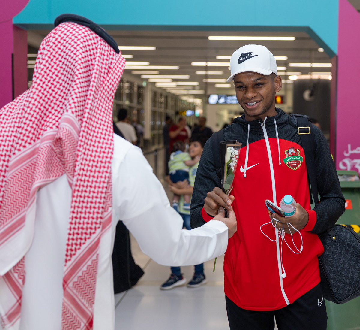النصراوية يستقبلون الفرسان بالورود 🫶🏻

بحمد الله وسلامته بعثة الفريق الأول تصل إلى إلى العاصمة السعودية الرياض بالسلامة.

#شباب_الأهلي 💚❤️

@AlNassrFC 