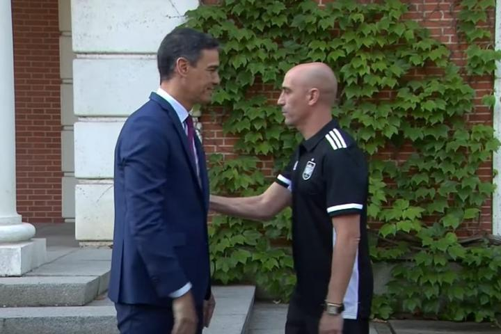 🚨El Gobierno le plantea a Luis Rubiales su salida como presidente de la @RFEF. Informa @iusport que de no dimitir, podría ser inhabilitado de su cargo entre 2 y 15 años por su conducta indecorosa 