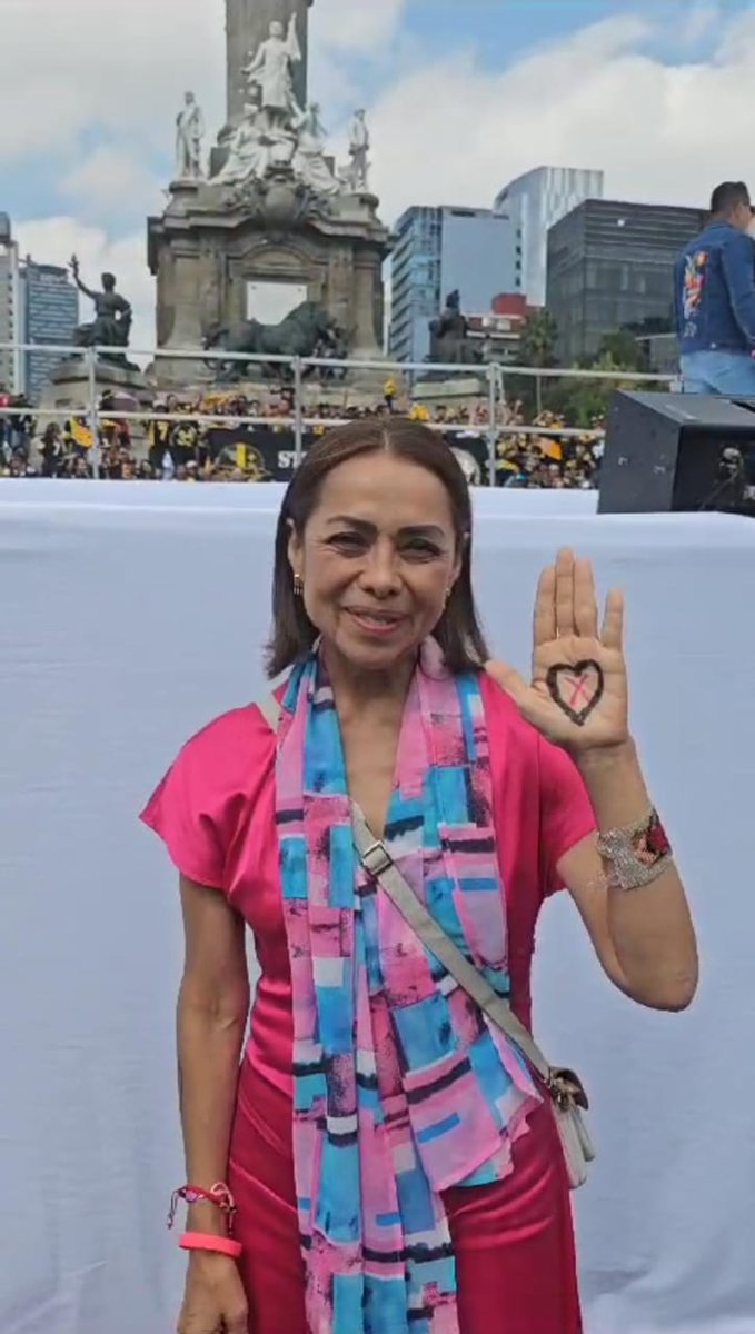 Gracias a Dios por bendecirme con estos días sin dolor. Gracias a mis extraordinarios doctores y a mi tan amada Guadalupana por escuchar mis súplicas y al amor incondicional de mi familia por acompañarme en mis cirugías y en mi lucha cotidiana contra la enfermedad rara de sudeck. 