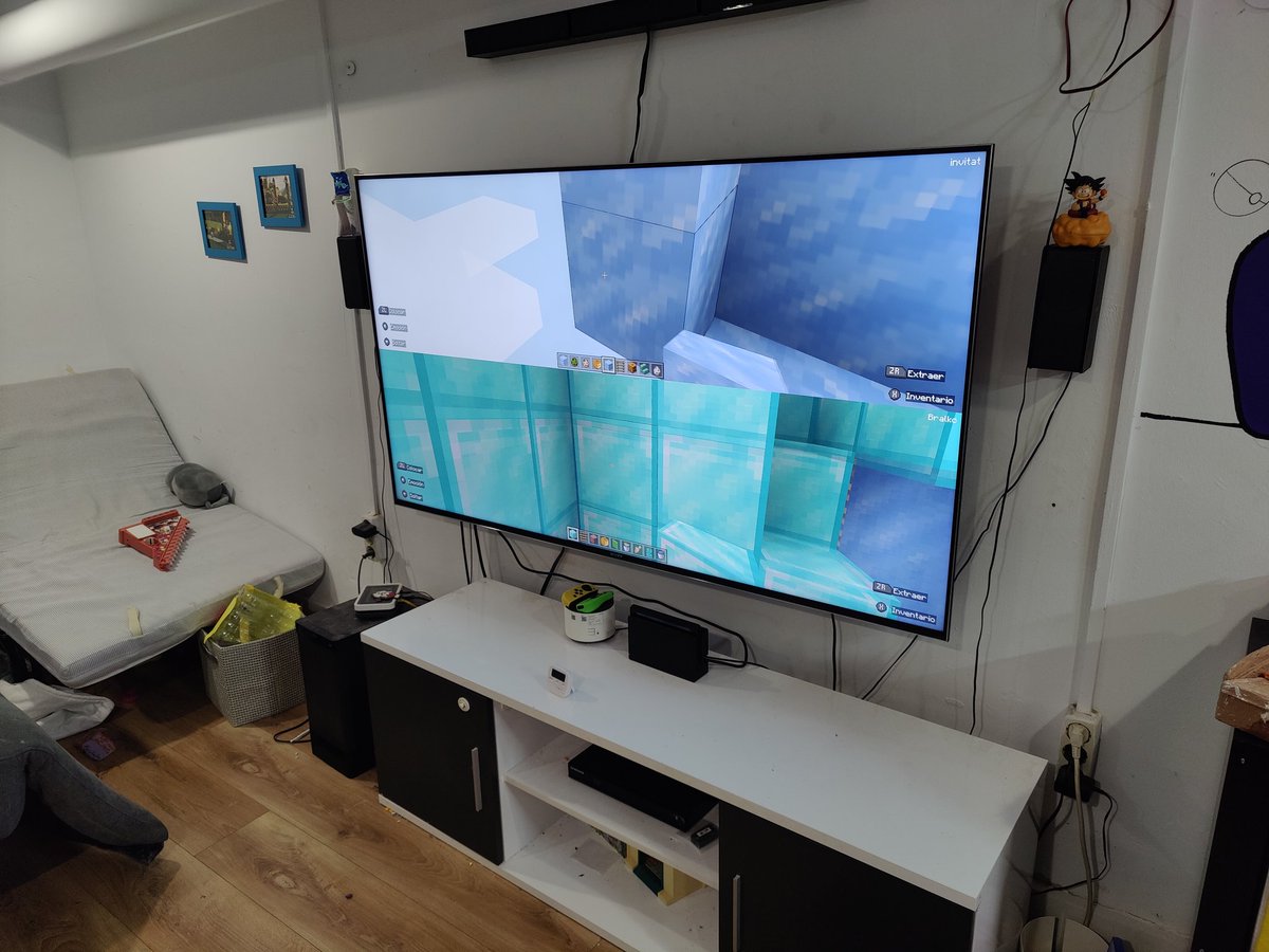 Mi hijo y mi hija aprovechando el último día de vacaciones para acabar sus respectivas casas en Minecraft. Sigue siendo uno de los mejores (si no el mejor) juegos para niños 