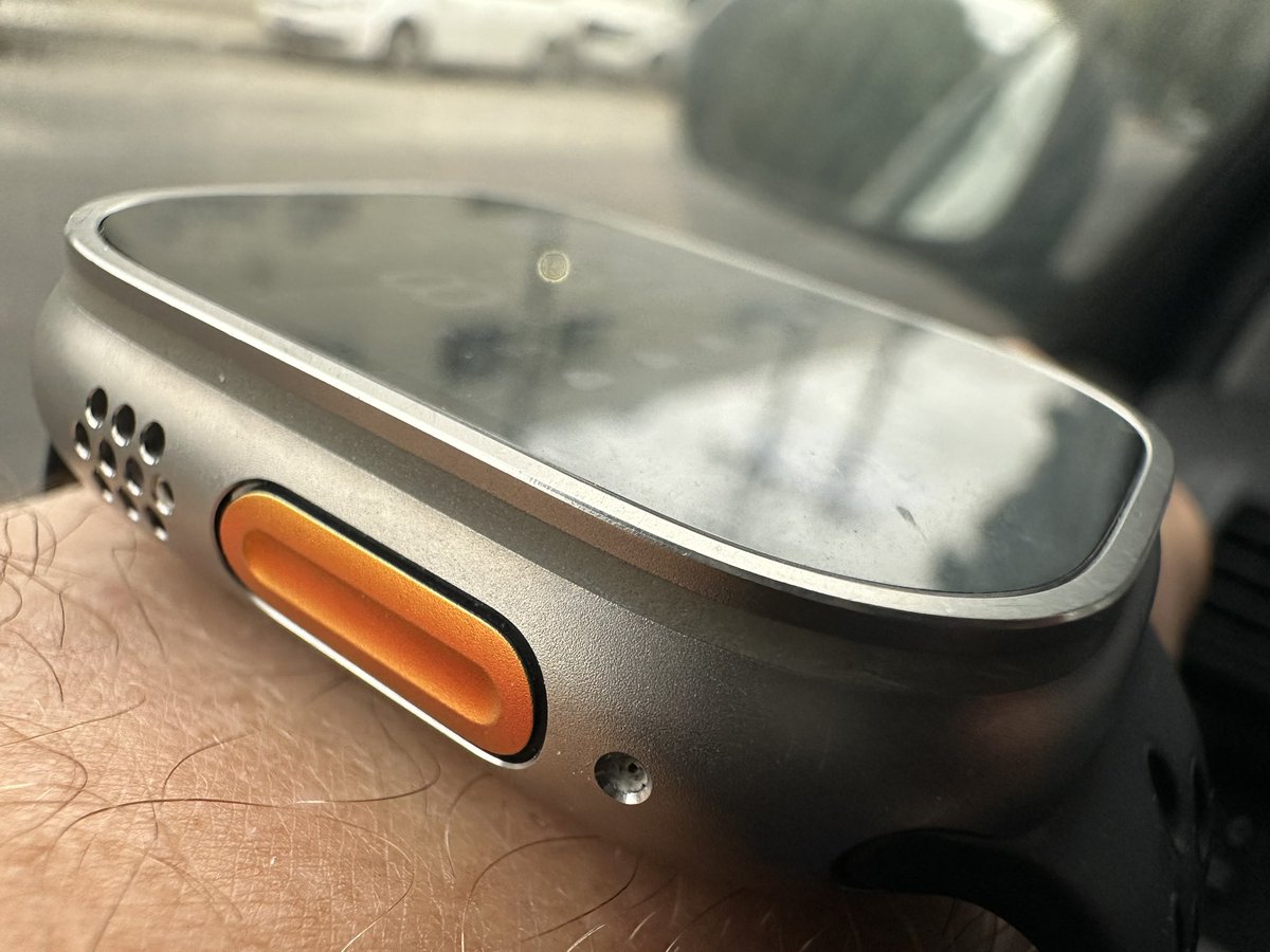 We’re calling BS on “fingerprintgate.” This is what a brushed Ti device looks like in daily use: not a fingerprint in sight. 