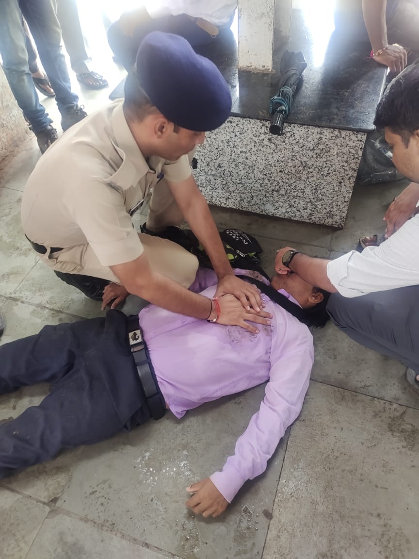 14/9/23,11.00 hrs, 
Kurla Platform no. 7/8-

One unconscious condition  passenger was noticed by RPF constable Mr. Mukesh Yadav. He immediately given CPR (Cardio pulmonary resuscitation) to passenger &amp; saved his precious life.

Later on passenger was sent to Bhabha hospital where 