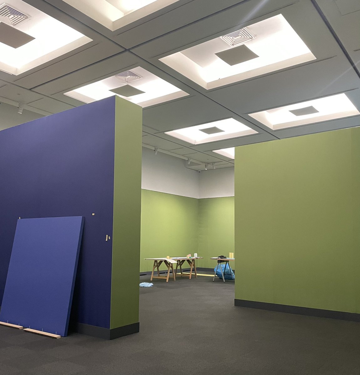 「モネ　連作の情景」の開幕は2週間後となり、展示室をモネ展仕様に施工中です！
そして展覧会にあわせたコラボなども様々準備中！お楽しみに✨
https://t.co/x1lZa65h9E
#モネ連作展 #上野の森美術館 #モネ 