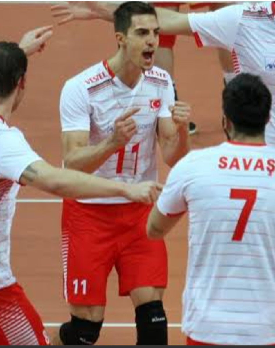 İkisi de voleybolcu; biri erkek biri kadın.

Kadın-Erkek eşitse, bunların kıyafetleri neden eşit deği.

Kadın hakları adı altında kadını alenen istismar ediyorsunuz. Bunu anlamıyor muyuz?

Siz, bu milletle dalga mı geçiyorsunuz? 