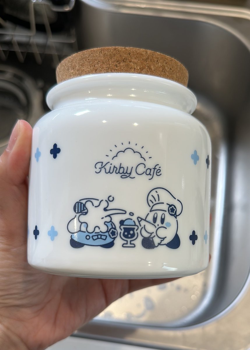 J’ai acheté des pots à café au Kirby café, mais je n’ai pas regardé les dessins avant de le prendre. 