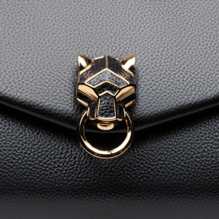 Wild, urban, precious, the Panthère de Cartier bag has personality. Radical and powerful, its panther head jewelled clasp gives character to style. #PanthèredeCartier
https://t.co/rgUKehHqBF 